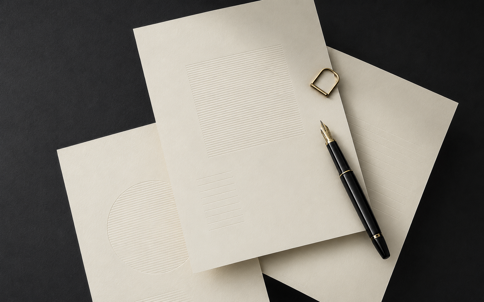Documentos em papel marfim em composição editorial