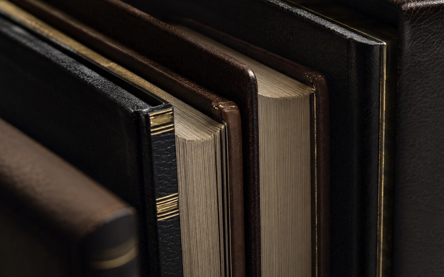 Livros jurídicos em couro e papel em composição editorial